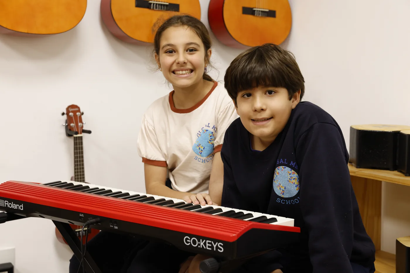 Aluna da Global Me School sorrindo na estrutura do campus